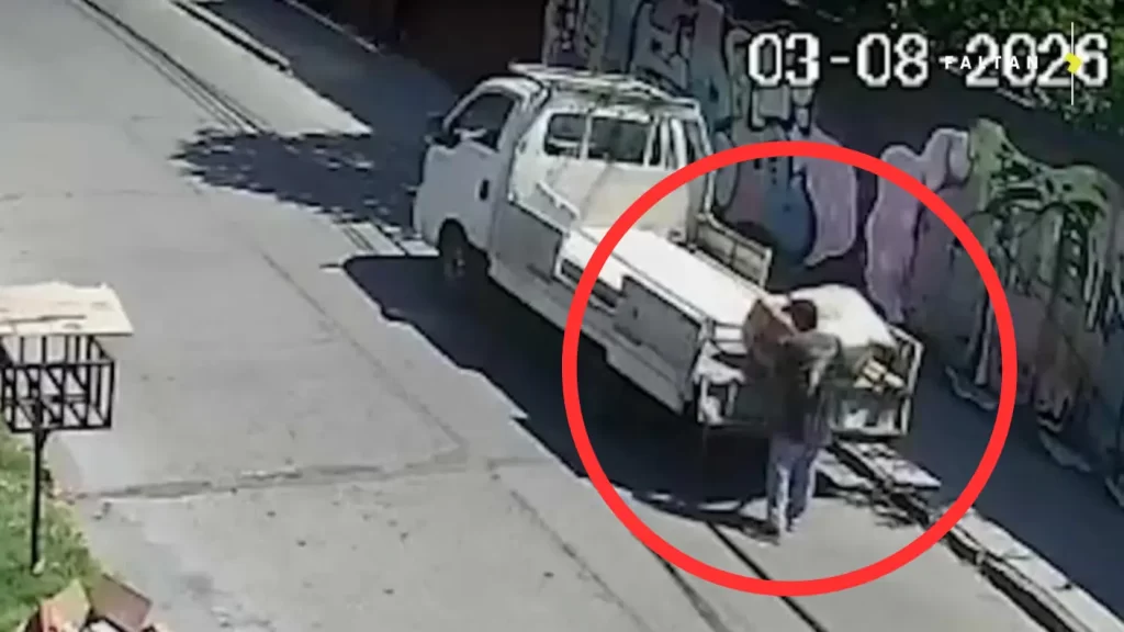 Quinta Normal La PDI confirmó la captura de un sujeto que estaría vinculado con el hallazgo del cuerpo encontrado el domingo en un barrio residencial. Según los primeros antecedentes, habría recibido dinero para mover la caja donde estaba la víctima.