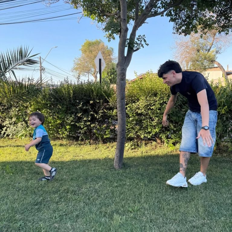 ¡Se acabó el misterio! Bimza reveló la verdadera razón de su quiebre con Trini Neira 3 SaveClip.App 617526742 18550304674012745 4134764284783298569 n 768x768 1 El hijo de Kanela rompió el silencio en su debut en el nuevo reality "Vecinos al Límite", confesando que su prioridad actual es proteger la privacidad de su hijo de tres años.