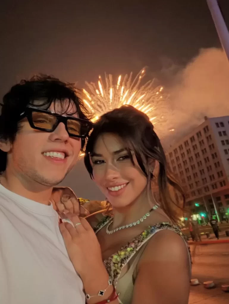 Confirman quiebre en la farándula chilena: chica reality y ex Mundos Opuestos, anuncia el fin de su relación tras semanas de rumores 2 WhatsApp Image 2026 02 17 at 11.20.18 1155x1536 1 Luego de varios días de especulaciones en redes sociales, Eskarcita decidió aclarar su situación sentimental y confirmó que ya no mantiene una relación con el streamer Julitroz.