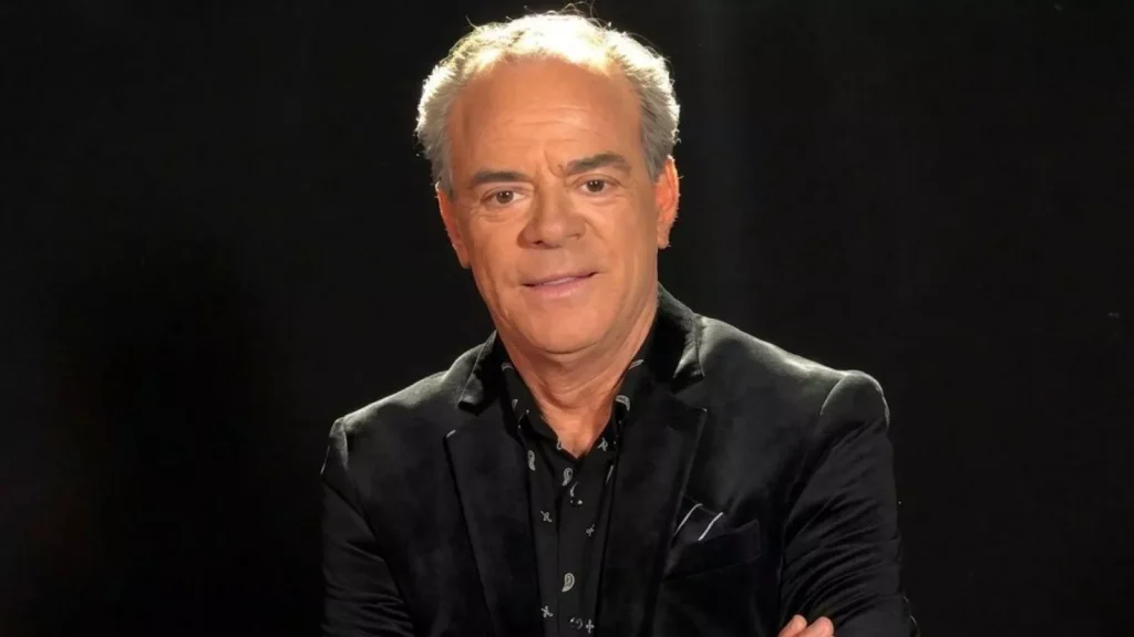 "Adiós a una voz emblemática" Fallece Eduardo Cruz-Johnson a los 68 años: revelan la causa de su fallecimiento 2 eduardo cruz johnson muertejpg El histórico lector de noticias de TVN partió este domingo debido a una complicación de salud, dejando un extenso legado en la televisión chilena.