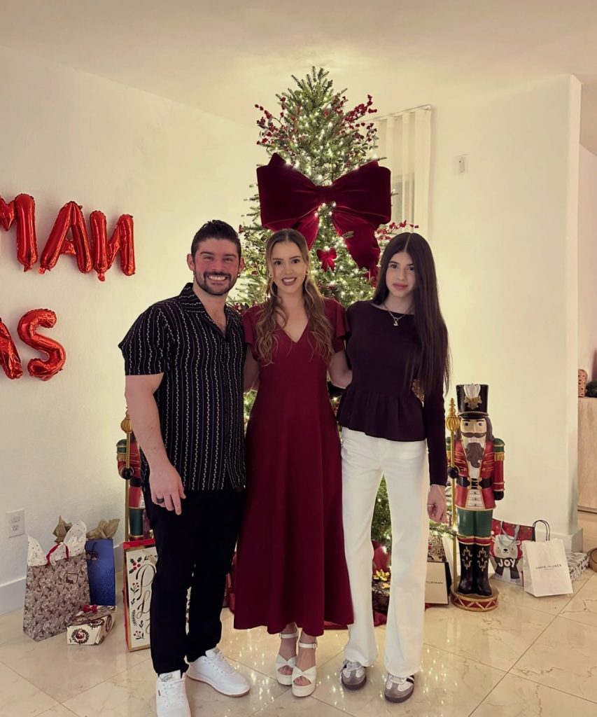 1000114625 ​La actriz y animadora sorprendió a sus seguidores al confirmar que espera su primer hijo junto a su esposo, Jonathan José Quintana, revelando además el mes en que nacerá el bebé.