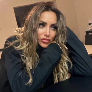 Diseno sin titulo 1 1 El preparador físico se sentó frente a la "Dama de Hierro", Fran García-Huidobro, en un capítulo de alto impacto de Primer Plano. Sin filtros, Camilo abordó los rumores de "cafiche", su tensa relación con Arturo Vidal y la particular forma en que su exesposa lo conquistaba con regalos de lujo.