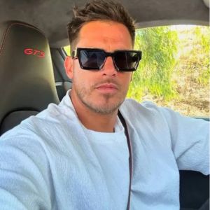Diseno sin titulo 2 El preparador físico se sentó frente a la "Dama de Hierro", Fran García-Huidobro, en un capítulo de alto impacto de Primer Plano. Sin filtros, Camilo abordó los rumores de "cafiche", su tensa relación con Arturo Vidal y la particular forma en que su exesposa lo conquistaba con regalos de lujo.