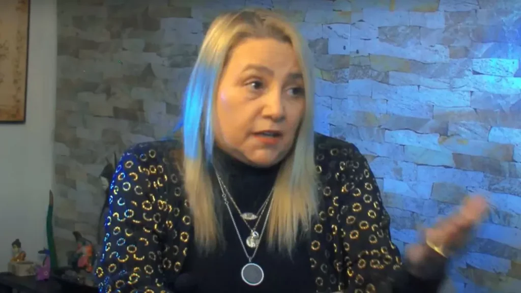 Latife Soto 1 1 jpg Latife Soto no da tregua con sus vaticinios para este 2026. En una reciente transmisión en vivo junto a José Antonio Neme, la tarotista más famosa del país lanzó una serie de advertencias que dejaron a sus seguidores en estado de shock. Según la guía espiritual, dos mujeres sumamente influyentes en Chile enfrentarán escenarios críticos: una marcada por una enfermedad devastadora y otra bajo la amenaza directa de un secuestro.