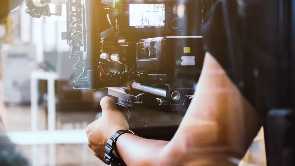 Milosz Pawlak 1 El mundo del espectáculo internacional y los fanáticos de los formatos de telerrealidad en Chile están de duelo. A través de un desgarrador comunicado, se confirmó el fallecimiento de Milosz Pawlak, el talentoso estilista que se convirtió en una pieza fundamental para las estrellas de los programas más vistos de la televisión británica y chilena.