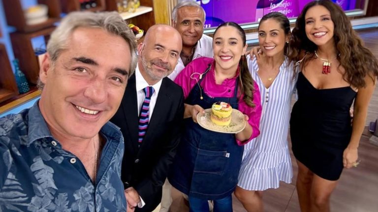 “Somos tres” Querida periodista de 'Tu Día' confirma embarazo en plena transmisión.