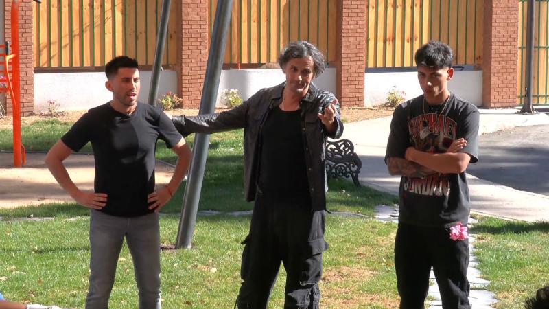 VAL17 08.jpg El clima en el barrio más conflictivo de la televisión chilena está que arde. Kanela, el carismático vocalista de Noche de Brujas, y su hijo Bastián (Bimza), protagonizaron el momento más tenso en lo que va de Vecinos al Límite. Lo que comenzó como una sanción por negarse a realizar labores domésticas, terminó en una renuncia masiva que obligó a Sergio Lagos a intervenir de urgencia. Sin embargo, cuando todos daban por perdida a una de las familias más fuertes del encierro, un giro de último minuto dejó a los demás participantes con la boca abierta.