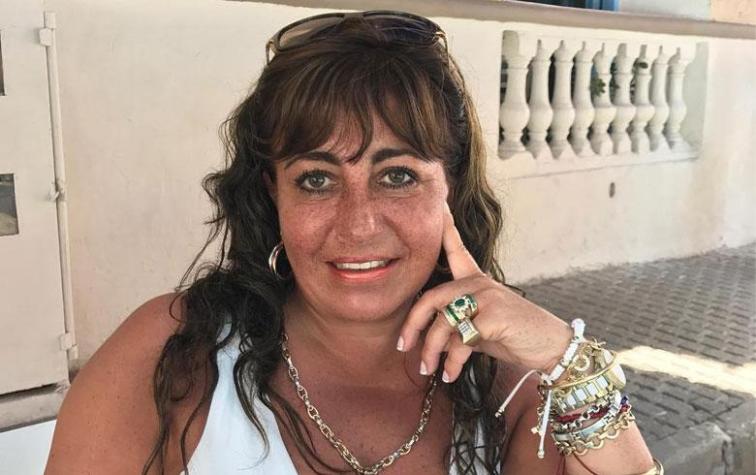 helhue.jpg Helhue Sukni no se quedó callada y, fiel a su estilo directo y confrontacional, lanzó una declaración de guerra contra Canal 13. A través de un video en su cuenta de Instagram, la "abogada de los narcos" desmintió categóricamente un reportaje que vincula a su familia con una red dedicada al tráfico de cobre. Visiblemente molesta, la jurista defendió el honor de su hermano, Karim Sukni, y aseguró que la estación televisiva solo utilizó su nombre para generar rating.