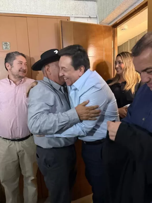 ¡Pillado chanchito! Filtran fotos de JC Rodríguez con su antiguo amor y confirman que volvieron con todo 3 imgonline com ua convertu8ix9wvvccfa 576x768 1 Tras su renuncia a CHV, el animador se dejó ver muy acaramelado en un evento privado con la guapa estilista que le robó el corazón hace años.