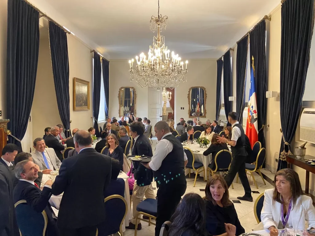 Sale a la luz el ostentoso menú con el que Kast recibió a excompañeros en La Moneda 2 menu kast Un menú de primer nivel y una concurrida lista de invitados universitarios desataron la polémica. Parlamentarios exigen aclarar quién pagó la cuenta en la casa de Gobierno.