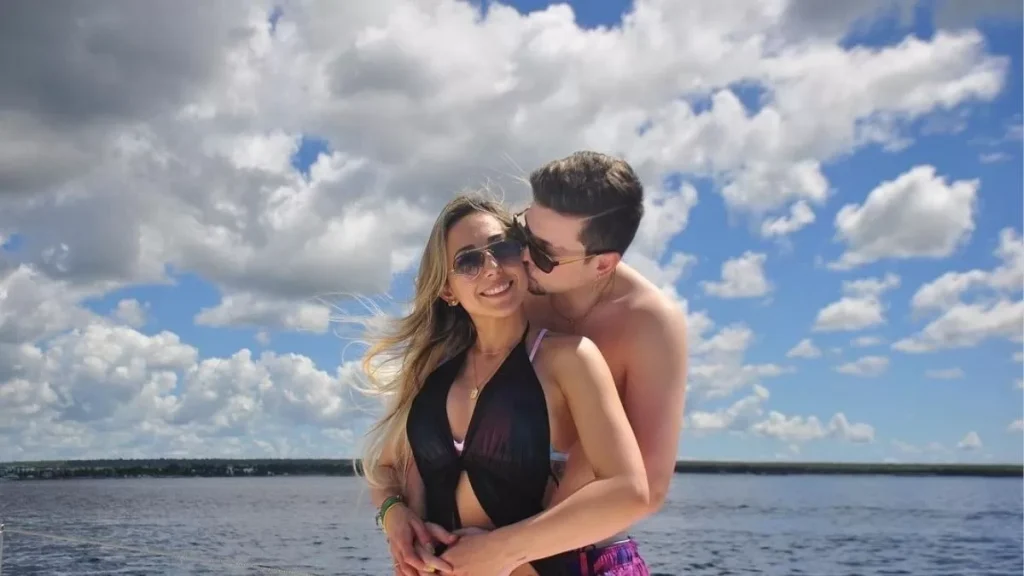 nano calderon Un quiebre definitivo sacude el mundo de la farándula nacional. Tras siete años de un romance que resistió incluso los episodios más oscuros de la familia Calderón-Argandoña, Nano Calderón y la influencer venezolana Rebeca Naranjo habrían puesto fin a su relación. La noticia llega en un momento crítico para el hijo de Raquel Argandoña, quien vuelve a enfrentar problemas con la justicia mientras se distancia de la mujer por la que alguna vez estuvo dispuesto a todo.