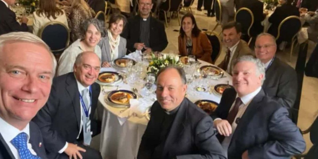 Sale a la luz el ostentoso menú con el que Kast recibió a excompañeros en La Moneda 1 Sale a la luz el ostentoso menú con el que Kast