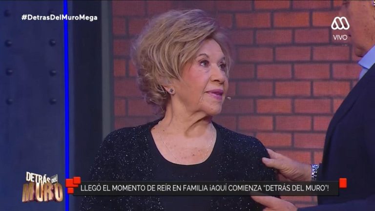 “Estoy asustadita todavía”: Paty Cofré reapareció en Detrás del Muro y confesó el delicado drama médico que la aqueja 2 WhatsApp Image 2026 05 15 at 23.05.15 edited 768x432 1 Una noche de puras emociones se vivió en el set de Detrás del Muro. Tras una semana de absoluto misterio e incertidumbre que dejó a todos sus fanáticos con el corazón en la mano, la querida Paty Cofré reapareció en las pantallas de Mega.