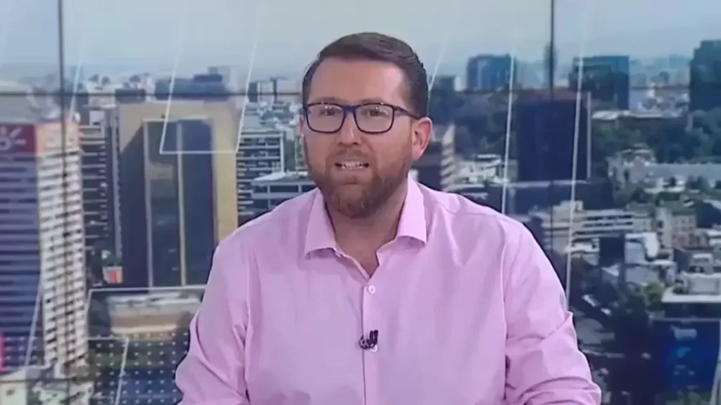 lucho ugalde El periodista de Mega interrumpió la pauta para despedir con visible emoción a un histórico comunicador y académico. Acompañado por Alejandro Sepúlveda, recordaron el legado de quien formó a las actuales generaciones de profesionales en Chile.