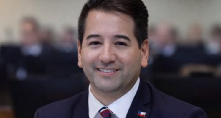 olivares2 750x400 1 ​¡Escándalo de proporciones y violencia pura en la Región de Valparaíso! Lo que debía ser una noche de camaradería y celebración terminó en una pesadilla para el diputado del Partido de la Gente (PDG), Javier Olivares.