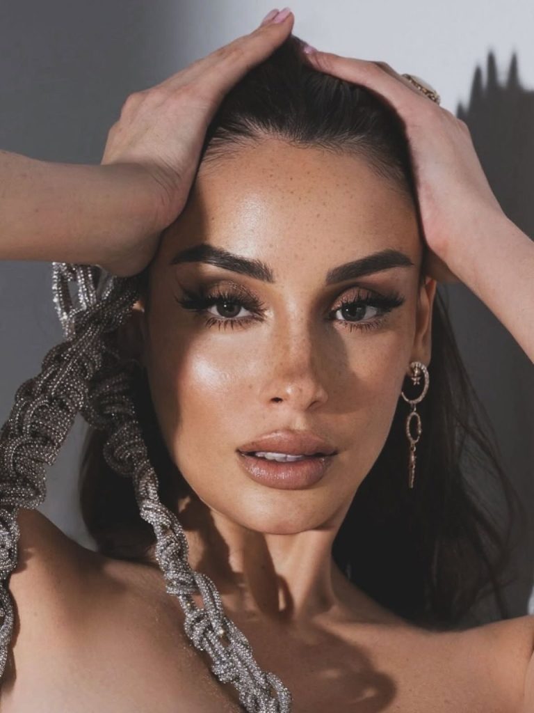 ¡Cupido hizo de las suyas! Aseguran que Mauricio Pinilla tendría tierno e intenso romance con conocida Miss chilena 3 1000122465 El exfutbolista y comunicador se estaría dando una nueva oportunidad en el amor tras su definitivo quiebre con Gissella Gallardo. ¡Incluso ya se habrían hecho un tatuaje juntos!