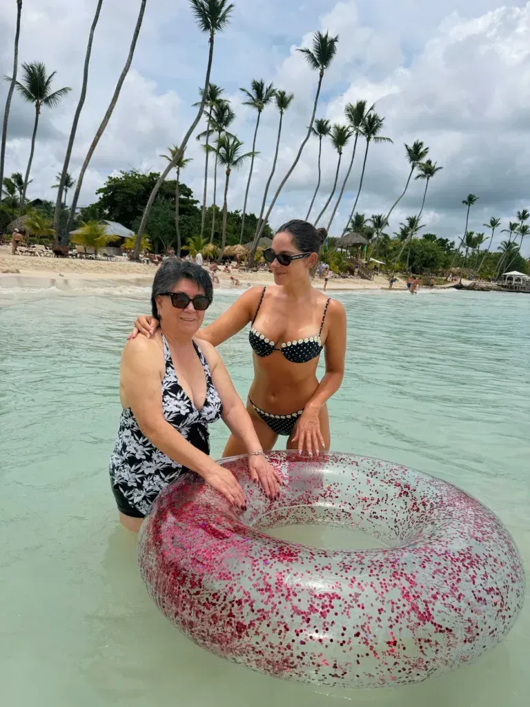 admirable el amor que sientes por tu nana kel calderon enternece a las 1 La influencer nacional armó las maletas y sorprendió a su querida madrina con unas paradisíacas vacaciones en República Dominicana, desatando una ola de aplausos por su incondicional lealtad.