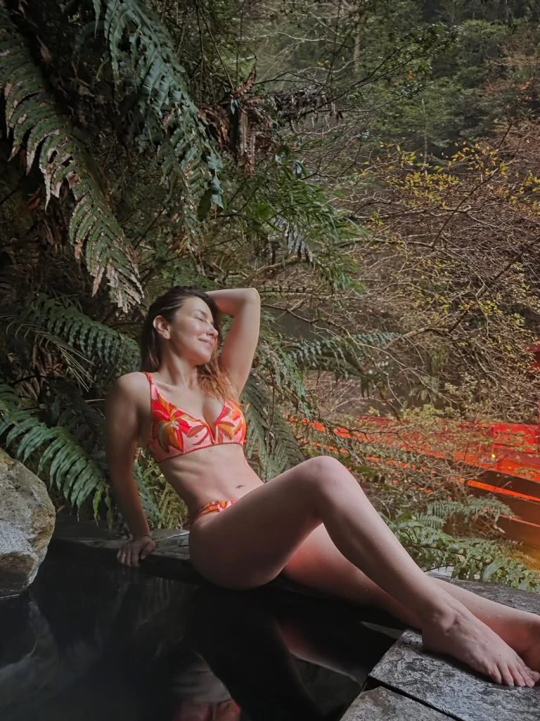 “Patrimonio nacional, que mujer más bella”: Mónica Godoy deslumbra en el sur de Chile y confirma su romance con un galán español 2 borrador automatico 3 La querida actriz nacional compartió una serie de registros disfrutando de las Termas Geométricas, donde su figura y su innegable belleza natural se robaron todas las miradas.