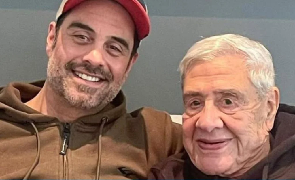“Forever Jung”: La desgarradora imagen familiar con la que el hijo de Julio Jung despidió al legendario actor 4 forever jung la desgarradora imagen familiar con la que el hijo de jul 1 El dolor de un hijo. El mundo de la cultura y el espectáculo nacional se vistió de luto este sábado tras confirmarse la partida del emblemático actor Julio Jung a los 84 años. Las muestras de pesar y los homenajes al inolvidable protagonista de Coronación y Mediomundo inundaron rápidamente las redes, pero sin duda el mensaje más desgarrador y cargado de emoción provino de su único hijo, el también actor Julio Jung Duvauchelle.
