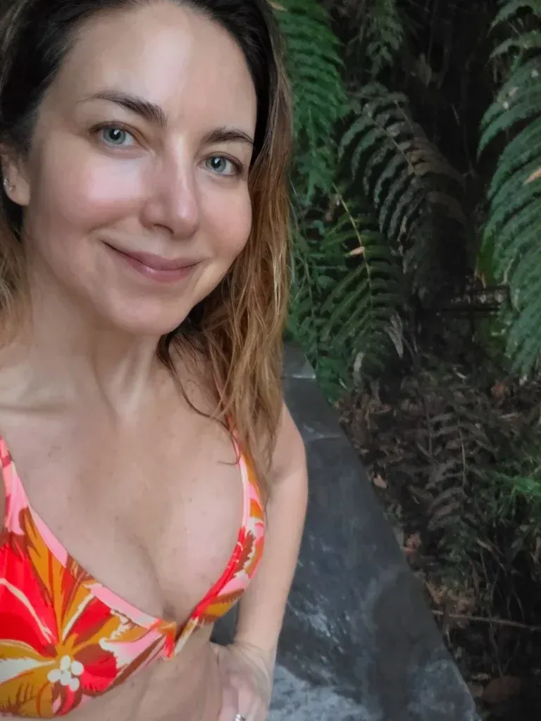 “Patrimonio nacional, que mujer más bella”: Mónica Godoy deslumbra en el sur de Chile y confirma su romance con un galán español 4 patrimonio nacional que mujer mas bella monica godoy deslumbra en el s 1 La querida actriz nacional compartió una serie de registros disfrutando de las Termas Geométricas, donde su figura y su innegable belleza natural se robaron todas las miradas.