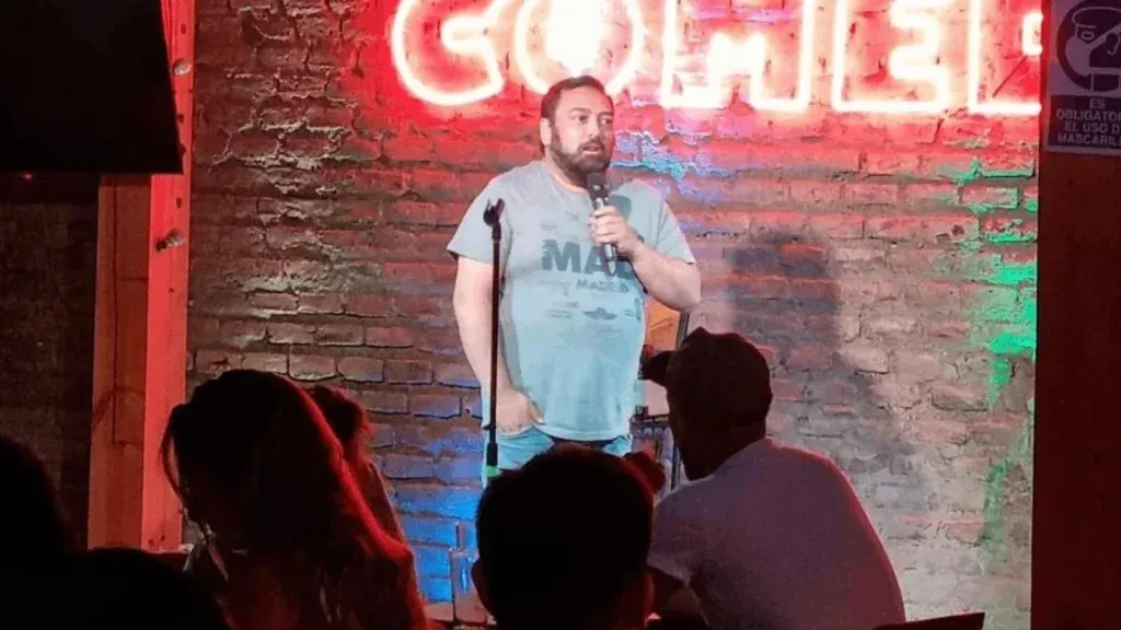 solo estamos de paso el desgarrador adios a querido comediante y pilar 1 El mundo del humor nacional se vistió de luto este fin de semana. Grandes exponentes de la comedia como León Murillo, Alex Ortiz y Mauricio Palma lloran la pérdida de una figura clave que revolucionó la industria detrás del micrófono.