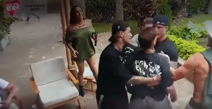 “Te voy a sacar la…”: Filtran las escandalosas imágenes a los combos entre Luis Mateucci y Raimundo Cerda en ¿Volverías con tu ex? 2 3 te voy a sacar la filtran las escandalosas imagenes a los combos entre 1 A solo horas del gran debut del nuevo reality de Mega, un violento adelanto deschivó el brutal cara a cara que obligó al equipo de producción a meterse a la fuerza para evitar una tragedia.