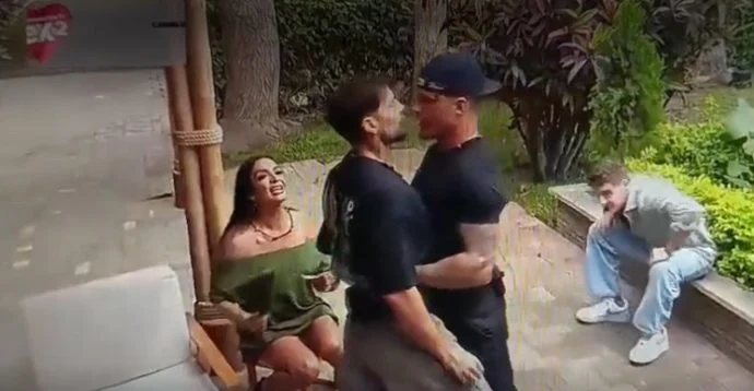 “Te voy a sacar la…”: Filtran las escandalosas imágenes a los combos entre Luis Mateucci y Raimundo Cerda en ¿Volverías con tu ex? 2 2 te voy a sacar la filtran las escandalosas imagenes a los combos entre A solo horas del gran debut del nuevo reality de Mega, un violento adelanto deschivó el brutal cara a cara que obligó al equipo de producción a meterse a la fuerza para evitar una tragedia.