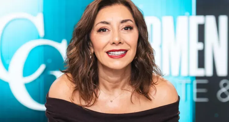 terremoto en mega aseguran drastica e inesperada salida de pieza clave A solo cuatro días del debut de "Carmen Gloria: Fuerte y Claro", la alta esfera del canal cortó cabezas tras un tenso choque de enfoques y la implacable presión del rating.