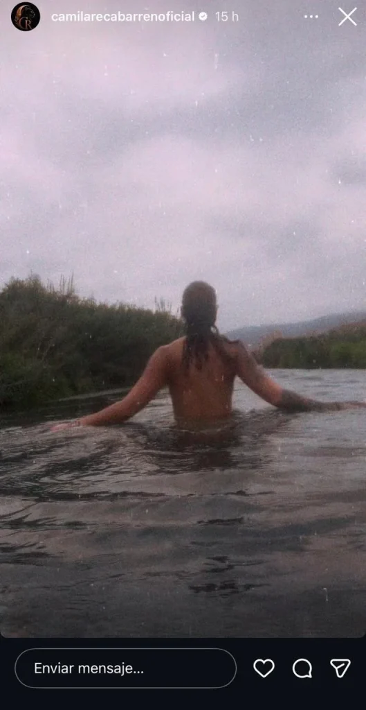 con osado topless incluido es la misma camila recabarren sorprendio a las redes con su renovada y libre apariencia en el valle del elqui 2 La ex Miss Chile dejó la escoba entre sus seguidores tras compartir un destapado registro en medio de un río, mostrando la mística y relajada vida que lleva lejos de la televisión.
