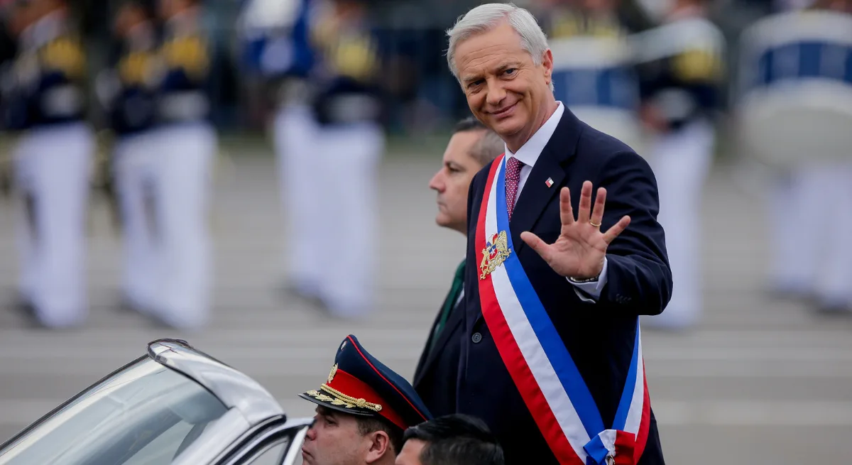El inesperado “acompañante” de José Antonio Kast que se robó las miradas en plena Parada Militar