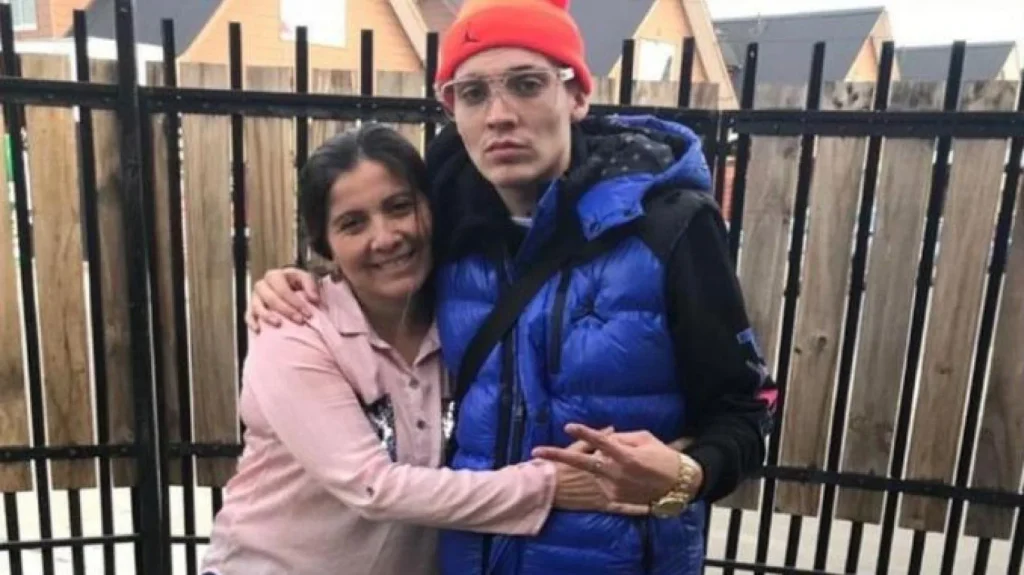 “Parece su hermana”: madre de Marcianeke impactó al mostrar su renovada apariencia