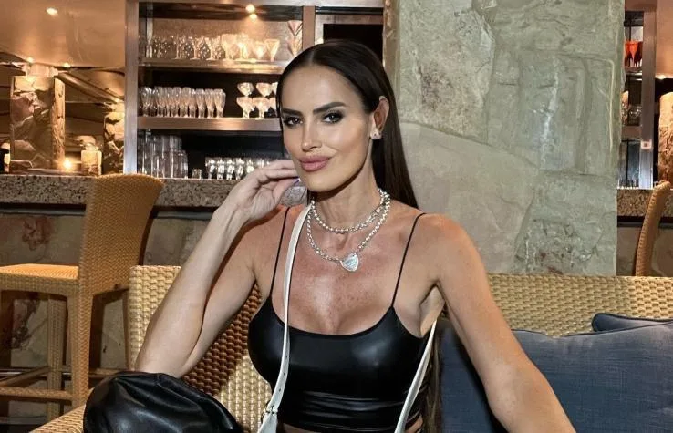 la doctora me acaba de coser la cara adriana barrientos mostro como quedo tras procedimiento estetico La “Leona” compartió un video grabado inmediatamente después de un tratamiento con hilos tensores. Sus seguidores pudieron ver de cerca las marcas en su rostro y escuchar la reacción de la propia figura televisiva.